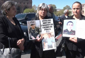 Родители погибших армянских военнослужащих просят милостыню